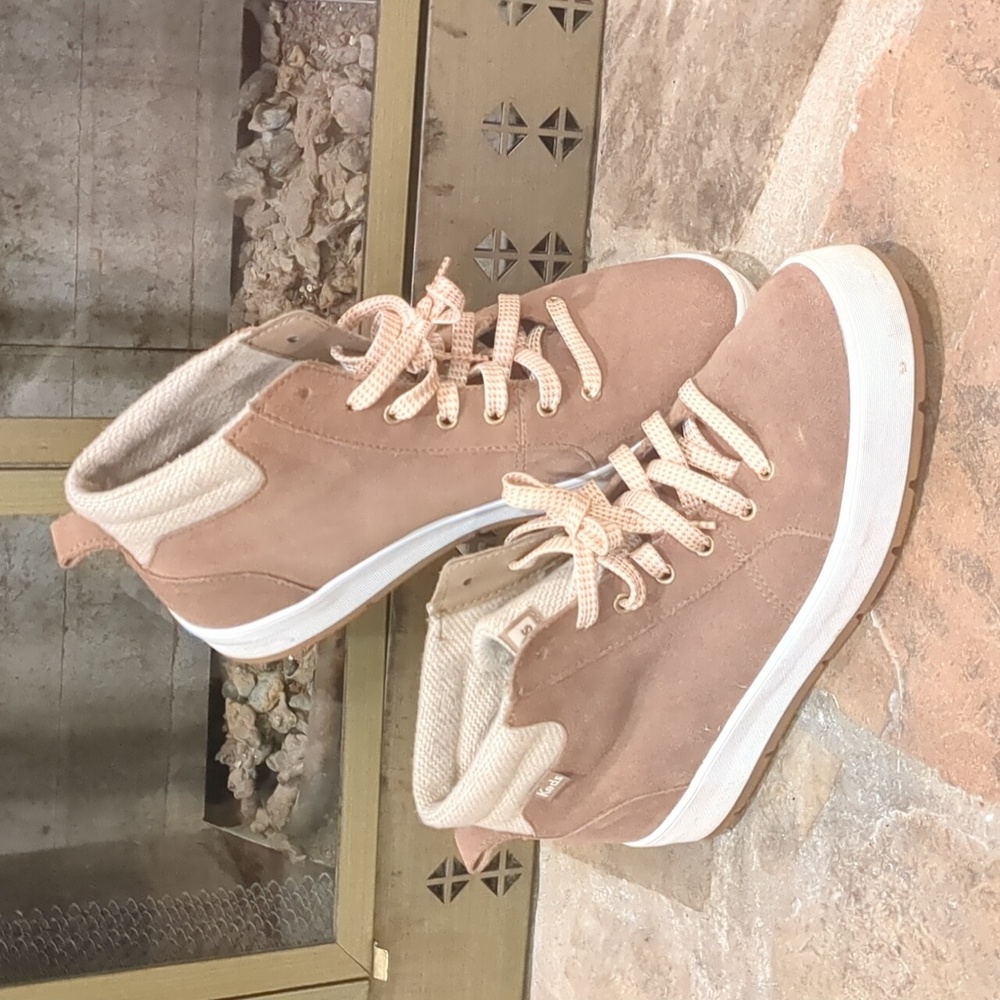 Keds us10 neutral with orange accents.🍁